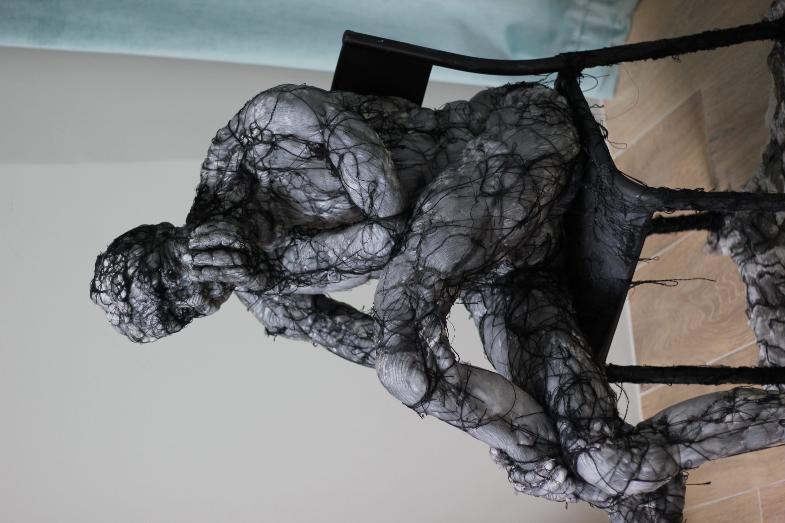 Homme Assis par Anne BOTHUON - Oeuvres et Mobiliers d’Art - Mas Paloma