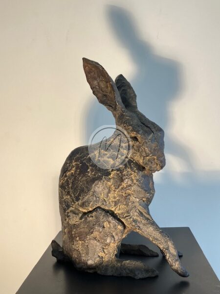 Le Lièvre - Bronze par Agnès VAZEUX Dimension hauteur 35 par 27 cm de largeur - Oeuvres et Mobiliers d’Art - Mas Paloma